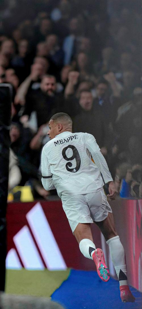 法兰克福主帅：因头球输比赛令人懊恼，遗憾上半场没进第二球