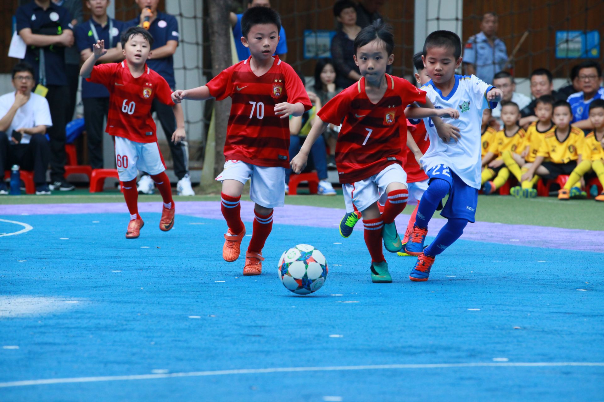 BBC：前曼城球员巴顿因社媒攻击性言论被判6个月监禁