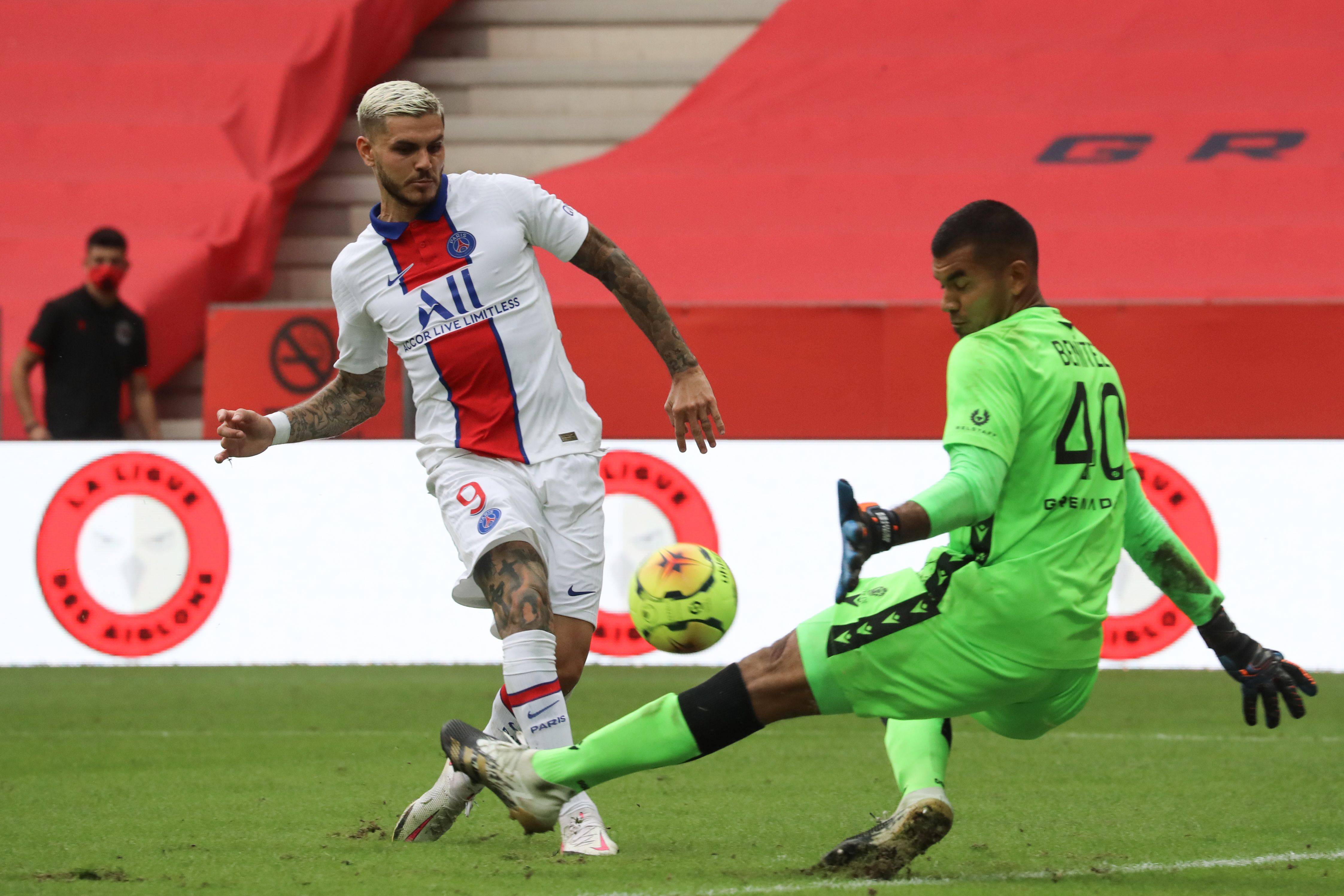 如何评价？CBA杯多人因地板贴纸滑倒引争议：希望引起重视