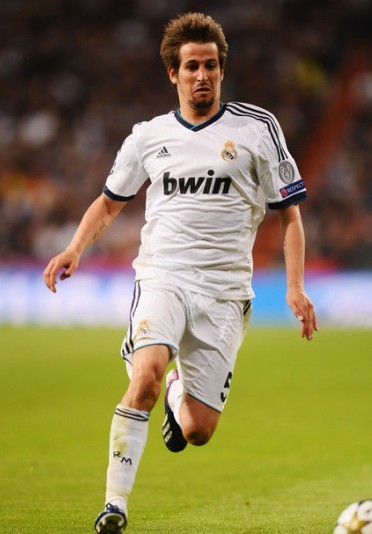 镜报：安菲尔德球迷因现场警报响起被暂时疏散，现已重新进场