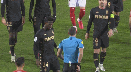 字母哥仅打3分钟伤退！雄鹿多点开花完成18分逆转捍卫主场